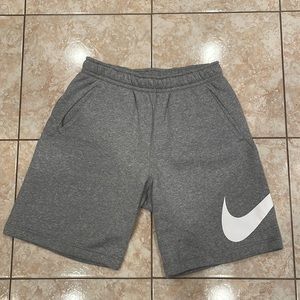 Men’s Nike Sportswear Club Shorts Size S LIKE NEW
